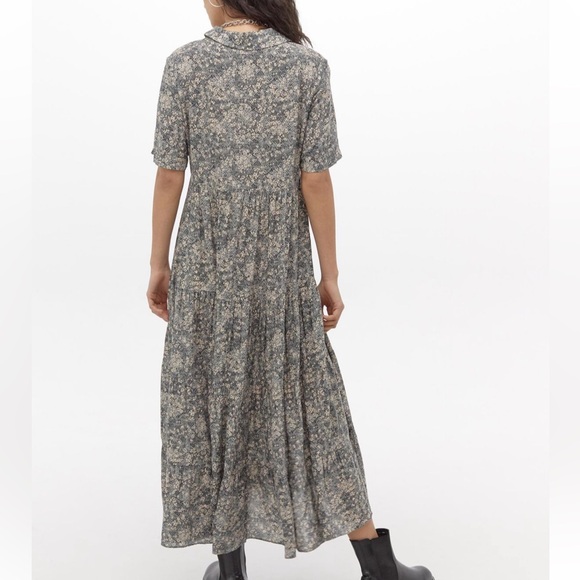 Short-sleeve dress with a floral pattern. Collar & partial button to the front. - Picture 2 of 3